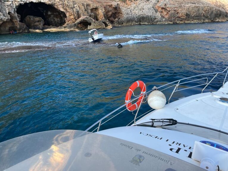 Coast Guard Dénia comes to the rescue of two people in the Cova Tallada
