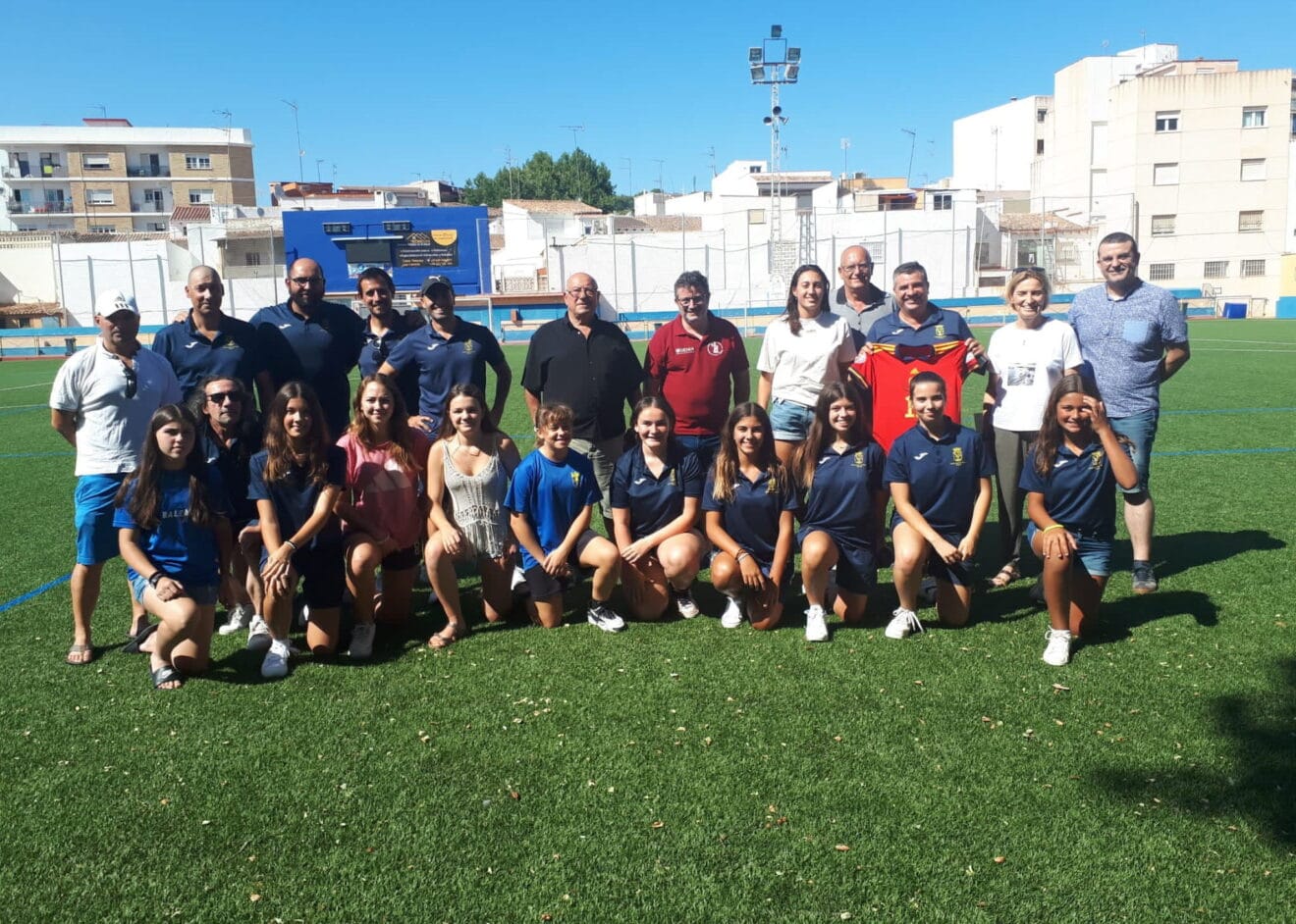 Homenaje a Fiamma Benítez, jugadora de Sub-19, en el campo de fútbol de Dénia