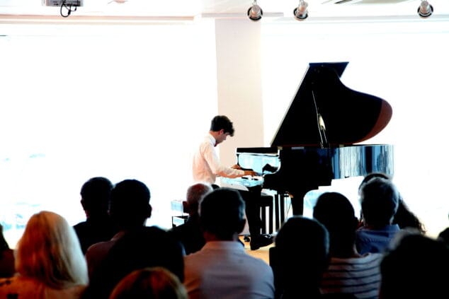 Jorge Miquel Ordoñez llena el RCNDénia con su recital de piano 1 Imagen: Jorge Miquel Ordoñez en el recital de piano del RCNDénia