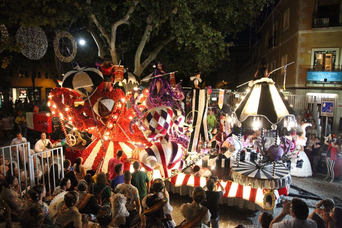 La Baix la Mar recoge el Primer Premio de Carrozas