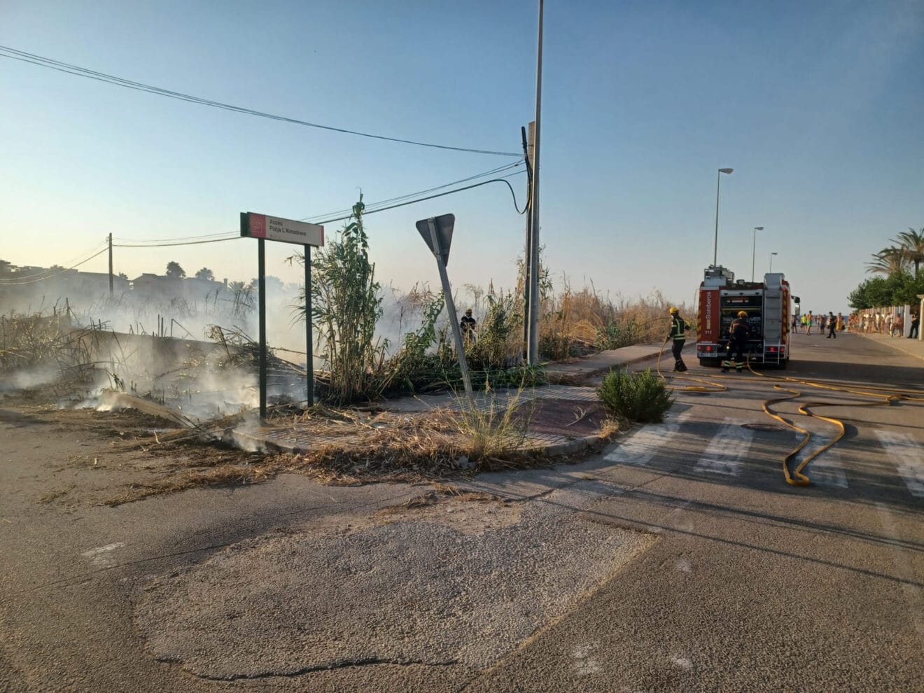 Los bomberos combaten las llamas cerca de la playa l'Almadrava