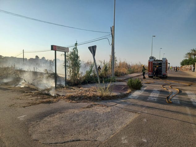Imagen: Los bomberos combaten las llamas cerca de la playa l'Almadrava