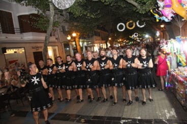los moros y cristianos durante la entraeta festera de las fiestas de denia
