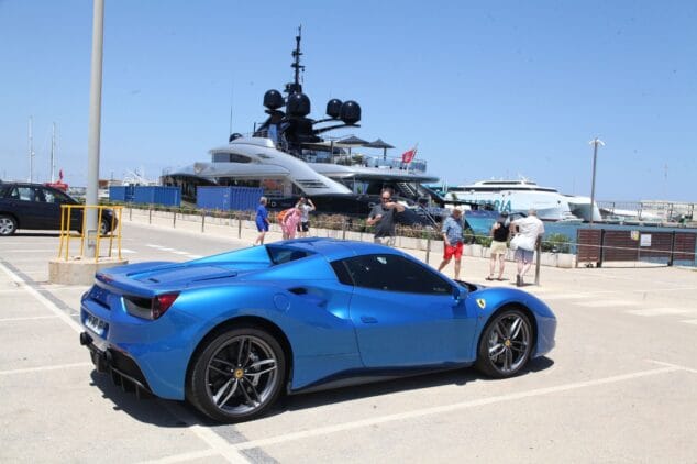 Imagen: Megayate Okto en el puerto de Dénia