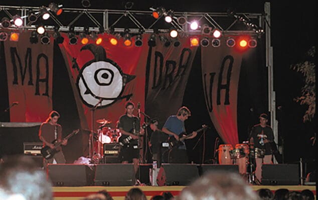 obrint pas en el primer escenario del almadrava rock en 1999 carles galindo