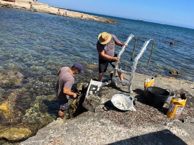 La instalación de una escalera en la Cala del Gosset crea polémica entre los bañistas 1 Imagen: Operarios instalando la escalera en la Cala del Gosset en Dénia