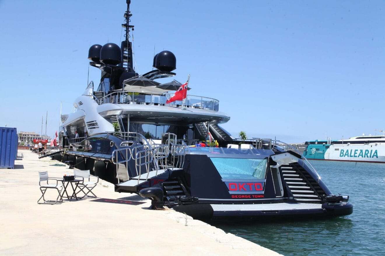 Parte trasera del lujoso yate Okto