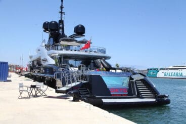 parte trasera del lujoso yate okto