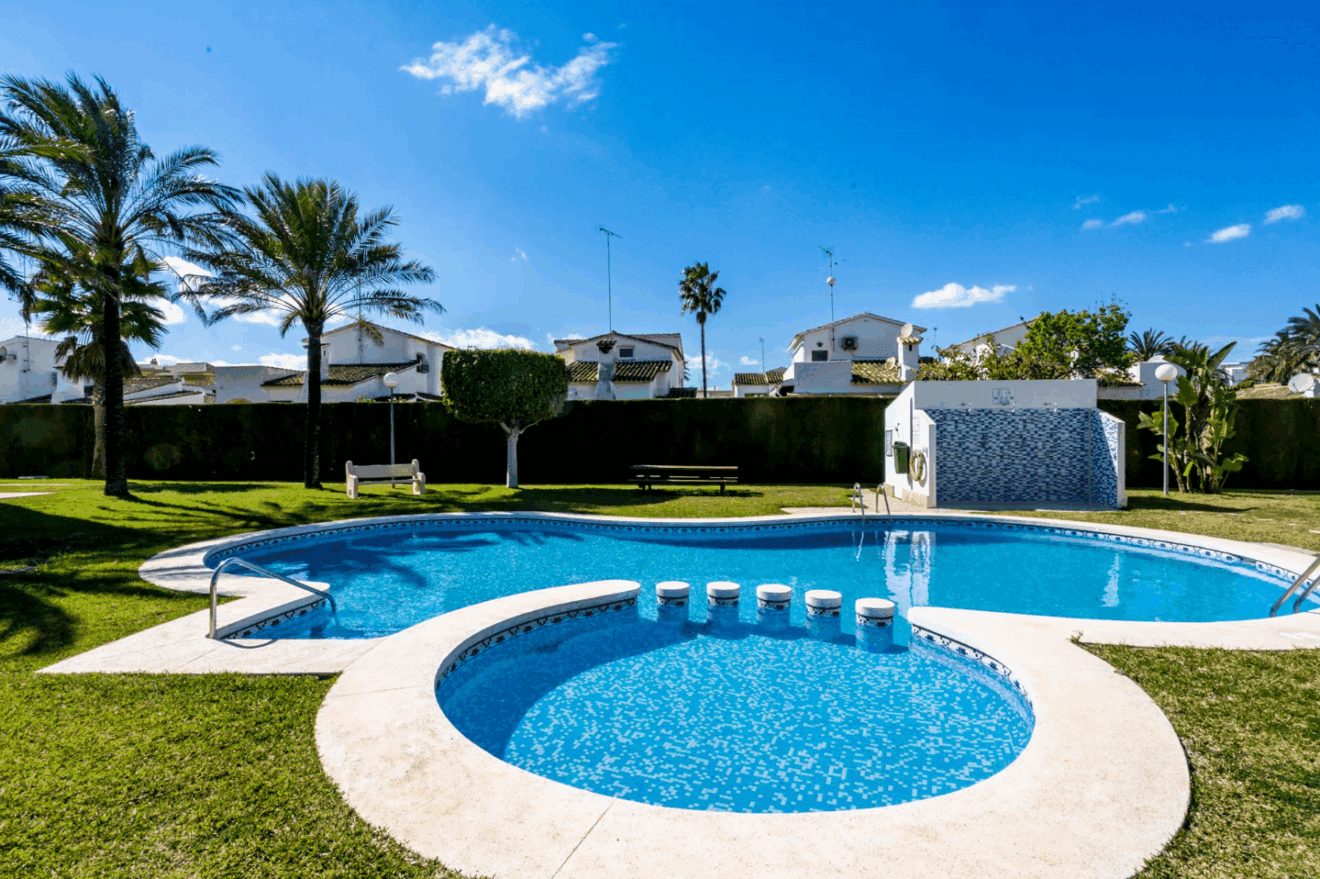 Piscina comunitaria con zona para niños y duchas exteriores