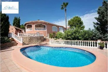 Piscina con forma de riñón perfecta para los meses de verano