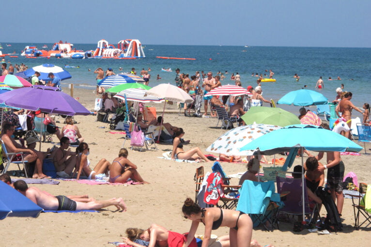 Playa llena durante el verano en Dénia