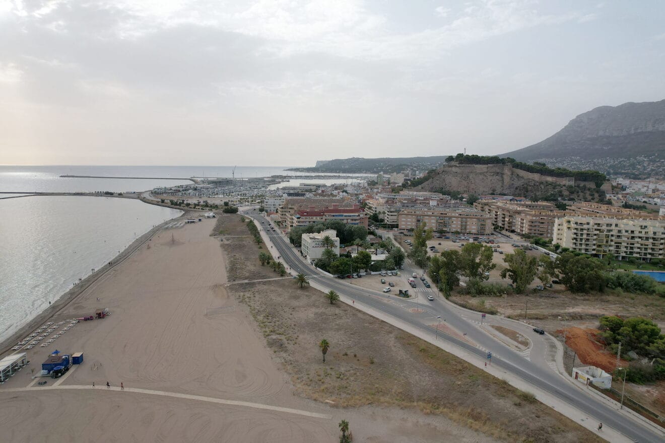 Playa Raset de Dénia, donde quedó el vehículo atascado