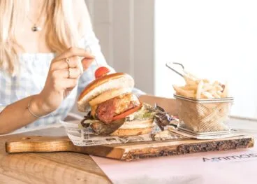 Prueba la deliciosa hamburguesa de Ammos