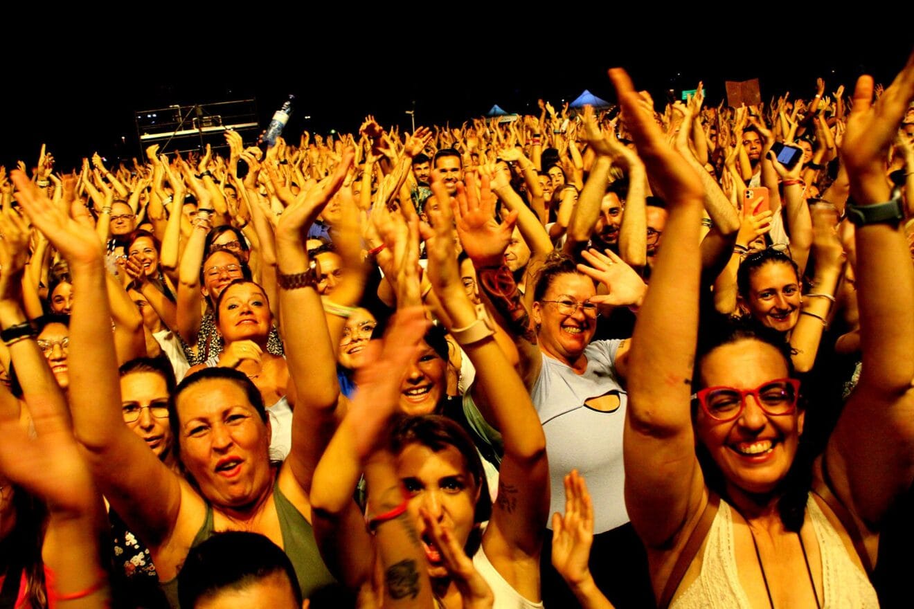 Público ante el concierto de Antonio Orozco en Dénia