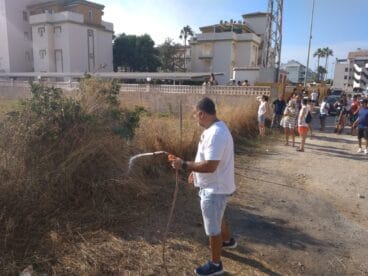 Residentes de la zona del incendio actuando en la prevención de propagación del incendio