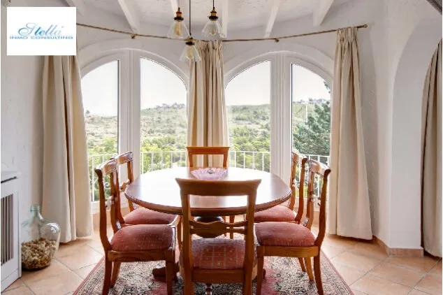 salon con conjunto de mesa y sillas y vistas panoramicas