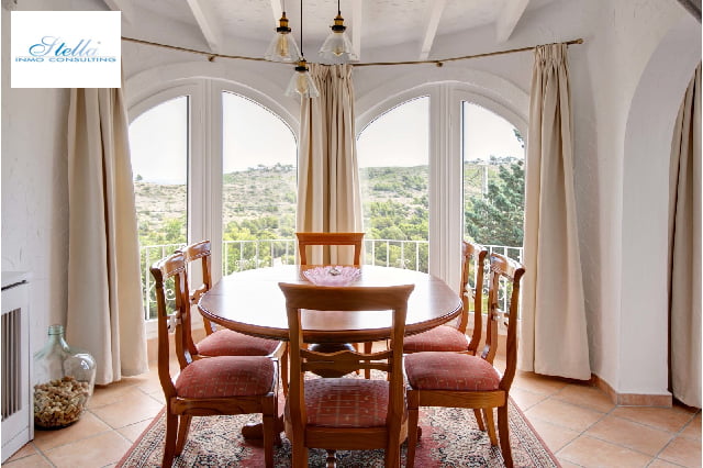 Salón con conjunto de mesa y sillas y vistas panorámicas