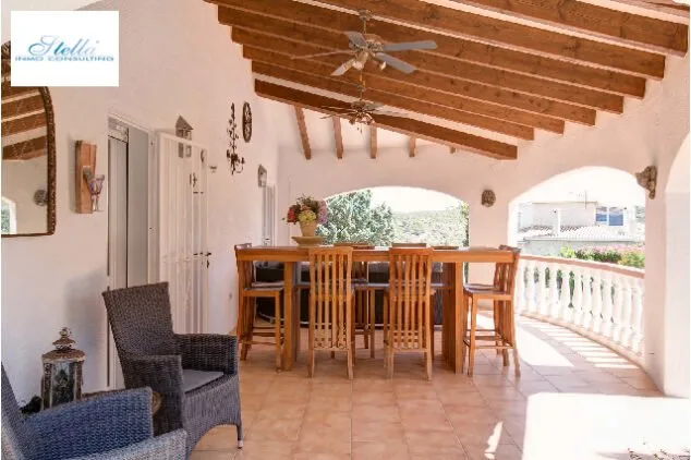 terraza cubierta con mesa y sillas para 6 personas