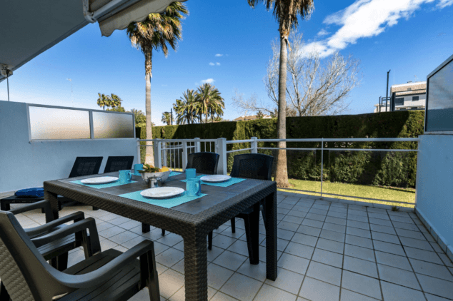 terraza exterior con toldo y zona de comedor exterior y hamacas