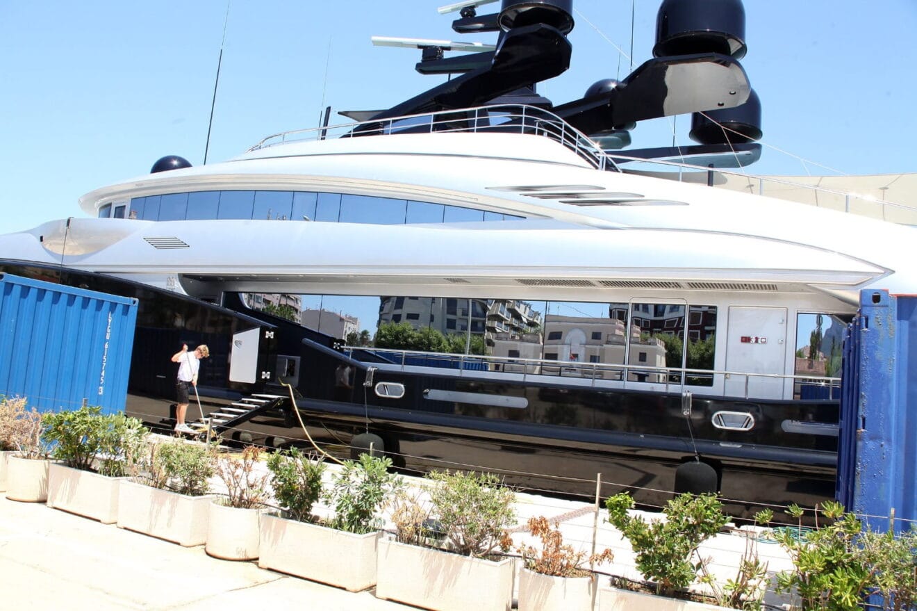 Parte lateral del yate Okto