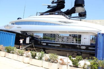 Parte lateral del yate Okto