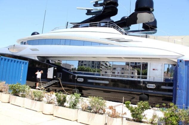 trabajador limpiando el yate