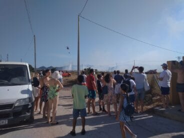 Vecinos de la zona del incendio observando las labores de extinción