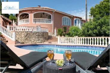 Villa con piscina y zonas de descanso para desconectar