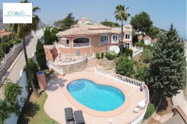 Villa familiar con impresionantes vistas panorámicas y piscina privada