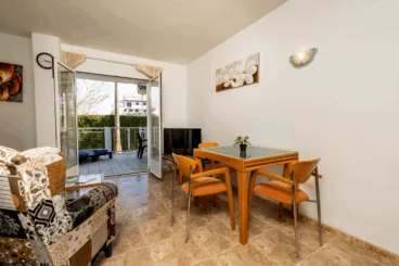 Zona de comedor junto al salón con mesa desplegable