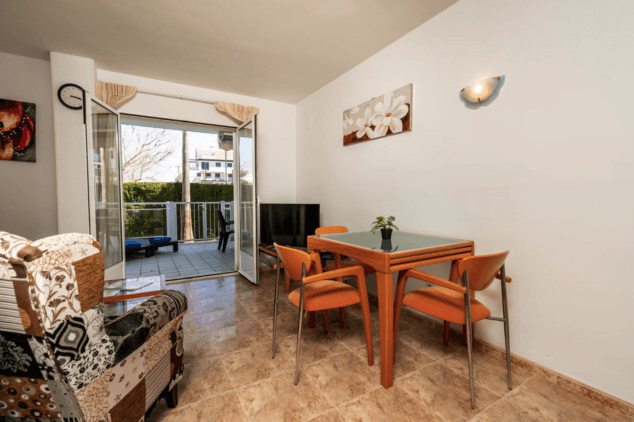 zona de comedor junto al salon con mesa desplegable