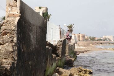 bancc83ista sorteando los escombros de la inexsistente orilla en una playa de denia