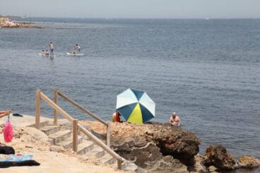 bancc83istas huyendo del calor en las playas de denia