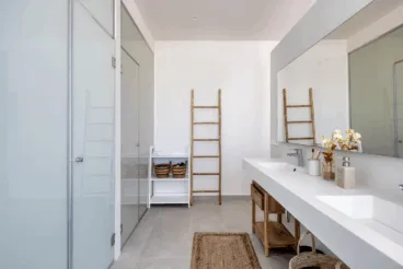 Baño del dormitorio principal con ducha y dos lavabos