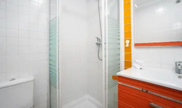 Baño equipado con ducha