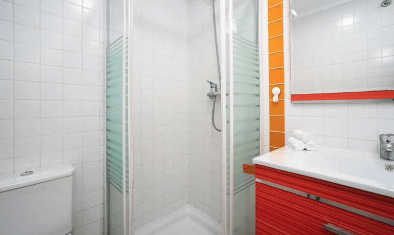 Baño equipado con ducha