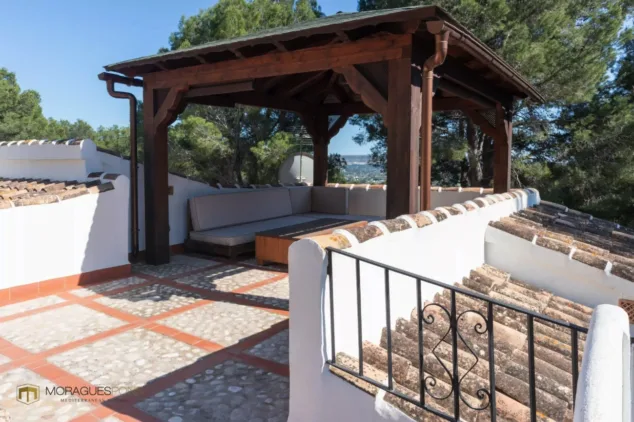 Vivir en plena conexión con la naturaleza: así es la espectacular villa rústica en venta en El Montgó 15 cenador con zona lounge y espectaculares vistas