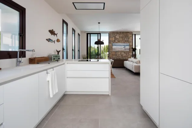 Villa San Juan: la espectacular villa moderna y con mucho estilo en Dénia perfecta para tus vacaciones 6 cocina abierta al salon comedor