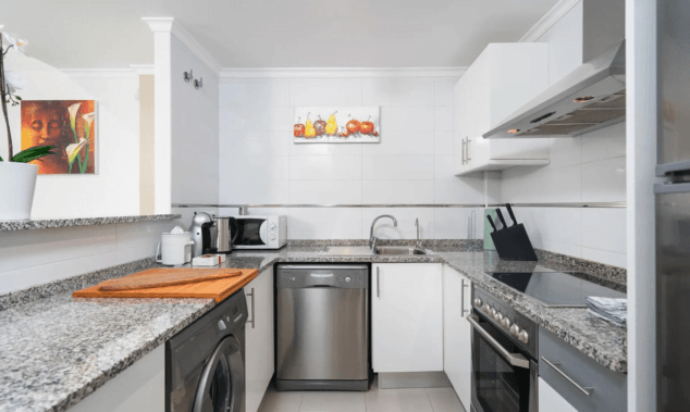 Este apartamento con piscina admite mascotas y será perfecto para tus vacaciones en Dénia 6 cocina con barra americana abierta al salon