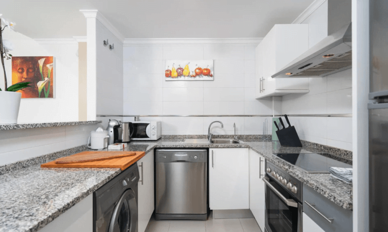 Cocina con barra americana abierta al salón