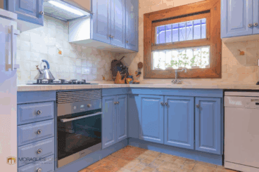 Cocina de estilo rústico con muebles en azul claro