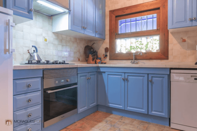 cocina de estilo rustico con muebles en azul claro