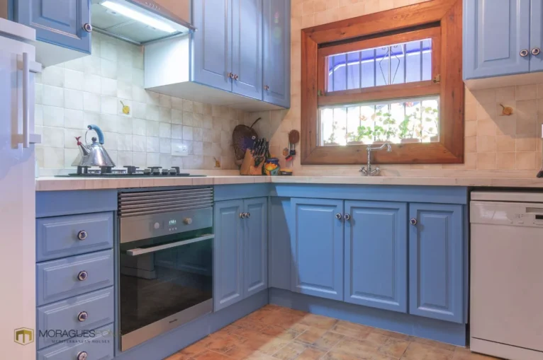Cocina de estilo rústico con muebles en azul claro