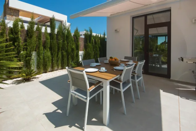 Villa San Juan: la espectacular villa moderna y con mucho estilo en Dénia perfecta para tus vacaciones 16 comedor exterior de la vivienda con toldo
