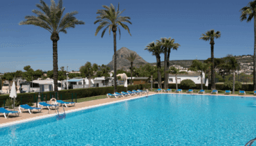 Desde la piscina disfrutarás de estupendas vistas a la montaña