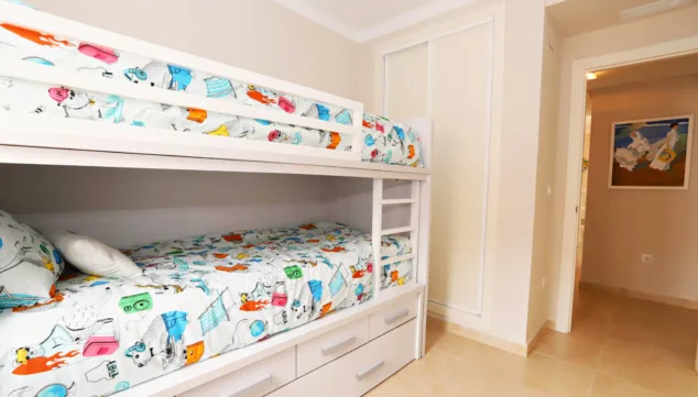 El luminoso apartamento con vistas al mar en Dénia al que no te podrás resistir 12 dormitorio con litera y armario empotrado