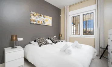Dormitorio del apartamento con cama de matrimonio