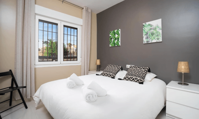 Dormitorio doble con cama de matrimonio