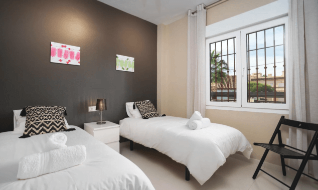 Este apartamento con piscina admite mascotas y será perfecto para tus vacaciones en Dénia 9 dormitorio doble con dos camas individuales