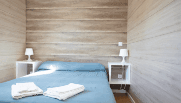 Dormitorio en el bungalow – Camping Jávea